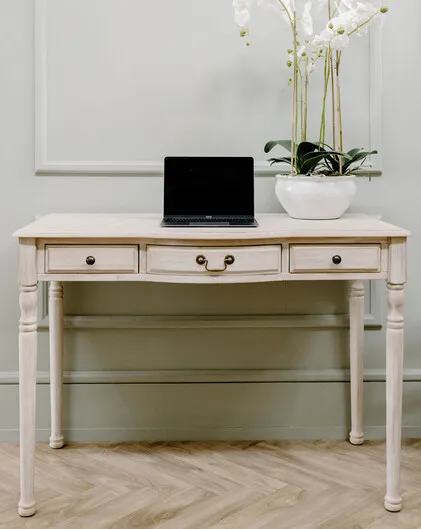 Amara Desk