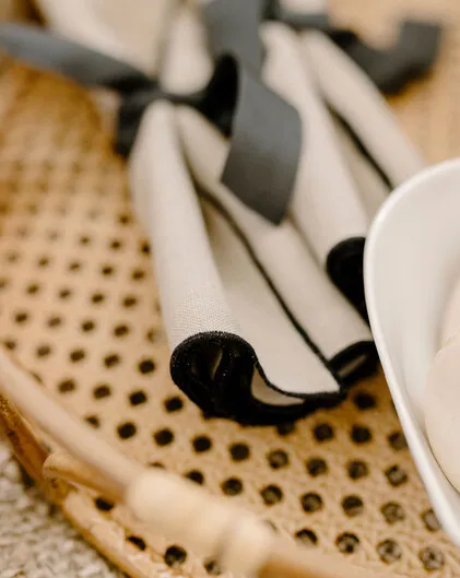 Erica linen table napkins with black piping (set of 4)