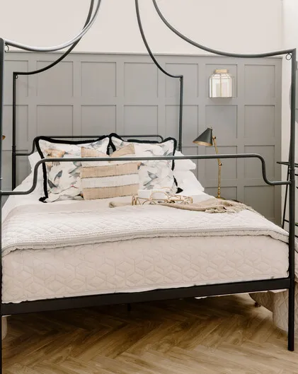 Boutique Hotel Canopy KS Bed (White)